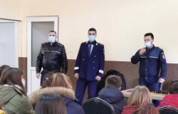 Elevii Școlii Gimnaziale „Adam Muller Guttenbrunn”, din Zăbrani învățați de polițiști cum să prevină fenomenul de „bullying”

