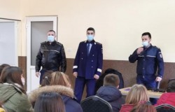 Elevii Școlii Gimnaziale „Adam Muller Guttenbrunn”, din Zăbrani învățați de polițiști cum să prevină fenomenul de „bullying”

