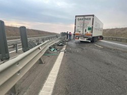 Accident între Arad și Timișoara pe autostradă. Traficul este blocat. Șoferul este încarcerat