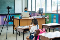 Doar 84 de elevi își mai desfășoară cursurile online în județul Arad