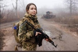 Frumoasele ucrainience au ieșit cu arma în stradă