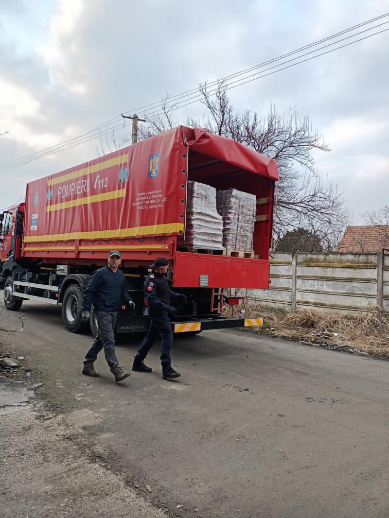 Un transport de ajutoare umanitare a plecat astăzi din Arad, spre Vama Siret. Misiunea este asigurată de Inspectoratul Pentru Situații de Urgență “Vasile Goldiș” Arad