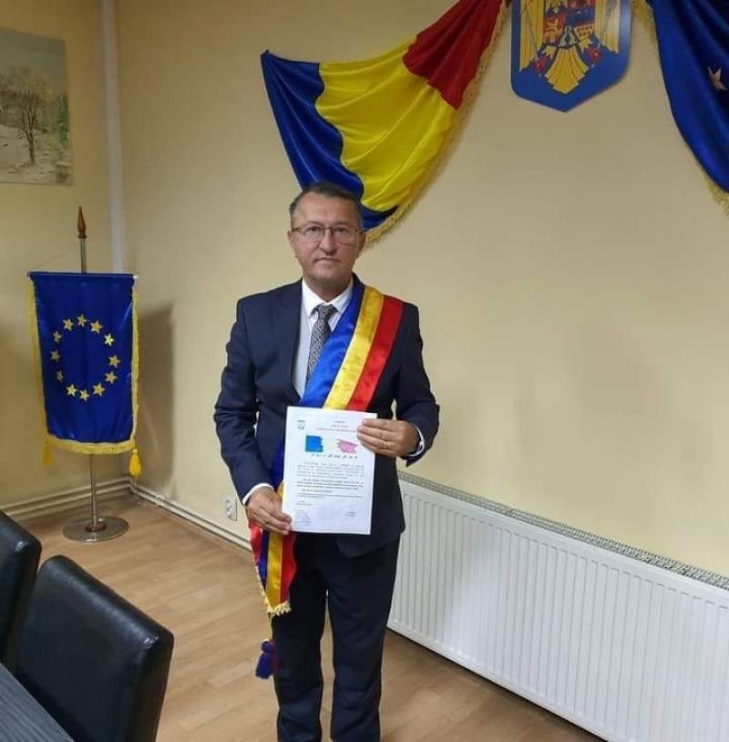 Pârât de un binevoitor, primarul de Hășmaș, Cornel Popa a fost reținut și ulterior eliberat. El este acuzat că ar fi luat mită o drujbă și o combină frigorifică
 
