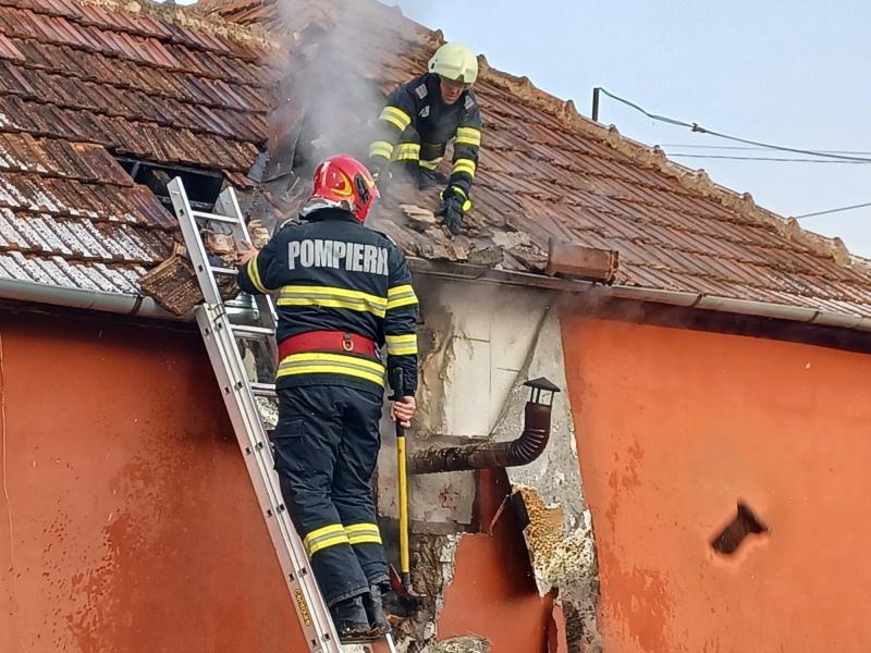 108 misiuni ale pompierilor militari arădeni în primele 4 zile ale acestei săptămâni. Incendiul baloților de paie de lângă Pecica nu este încă lichidat