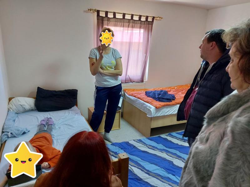 DGASPC Arad, în parteneriat cu Primăria orașului Sântana și comunitatea locală, sprijin pentru o familie de ucraineni refugiați, persoane cu dizabilități


