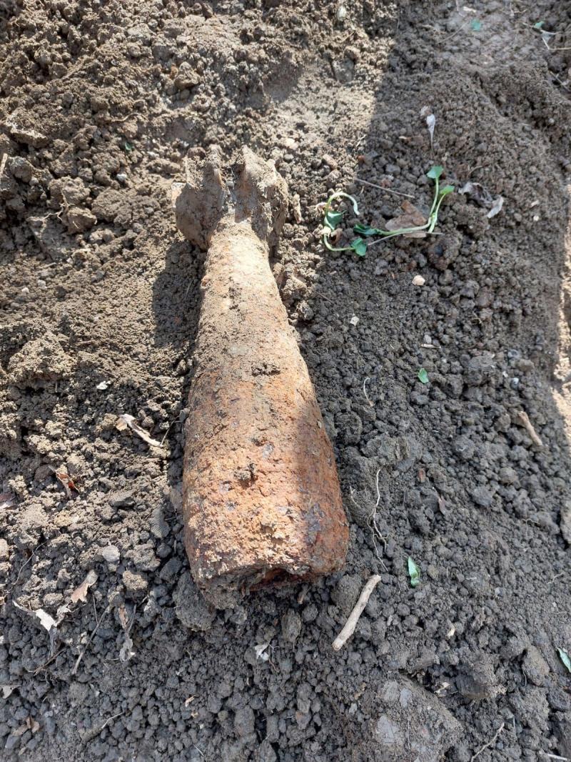 O bombă și o grenadă defensivă neexplodate descoperite în acest weekend la Sânpetru German și Pâncota