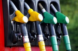 Benzina a depășit pragul de 8 lei pe litru, în contextul în care prețul petrolului atinge un nou nivel istoric