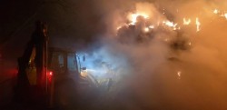 Flăcări, fum gros și trafic restricționat între Pecica și Nădlac azi noapte. Incendiu de baloți de paie lângă DN 7