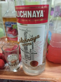 Până și vodca are de suferit din cauza invaziei rusești în Ucraina. Vodca ”Stolichnaya” își schimbă numele în ”Stoli”