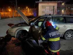 Un autoturism era cât pe ce să ia foc în parcare în Piața Gării