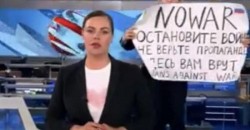 Gest extrem la un post tv controlat de Putin. O editoare a postului Pervîi Kanal din Rusia a intrat în direct cu o pancartă pe care scria: „Nu războiului. Nu credeți în propagandă. Aici sunteți mințiți”