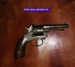 Pistol, muniție și butelii cu gaz descoperite în urma unei percheziții în locuința unui arădean

