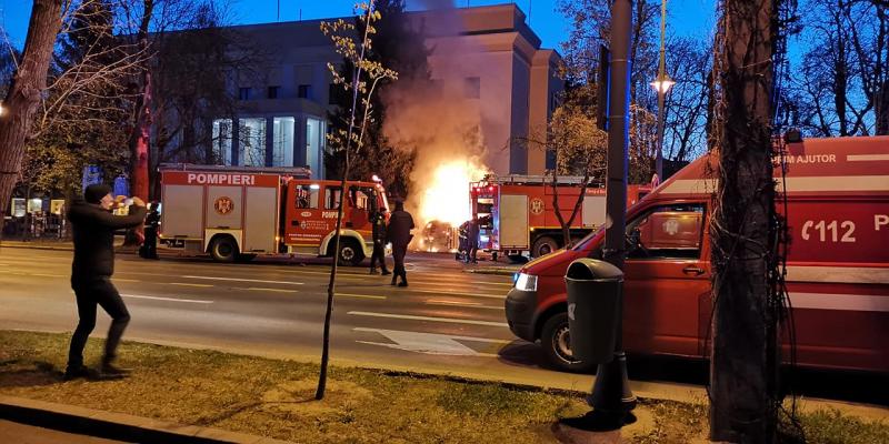 Posibil act terorist. O mașină s-a izbit azi dimineață violent de gardul Ambasadei Rusiei de la București. Șoferul a murit. Circulație blocată pe Bulevardul Kiseleff