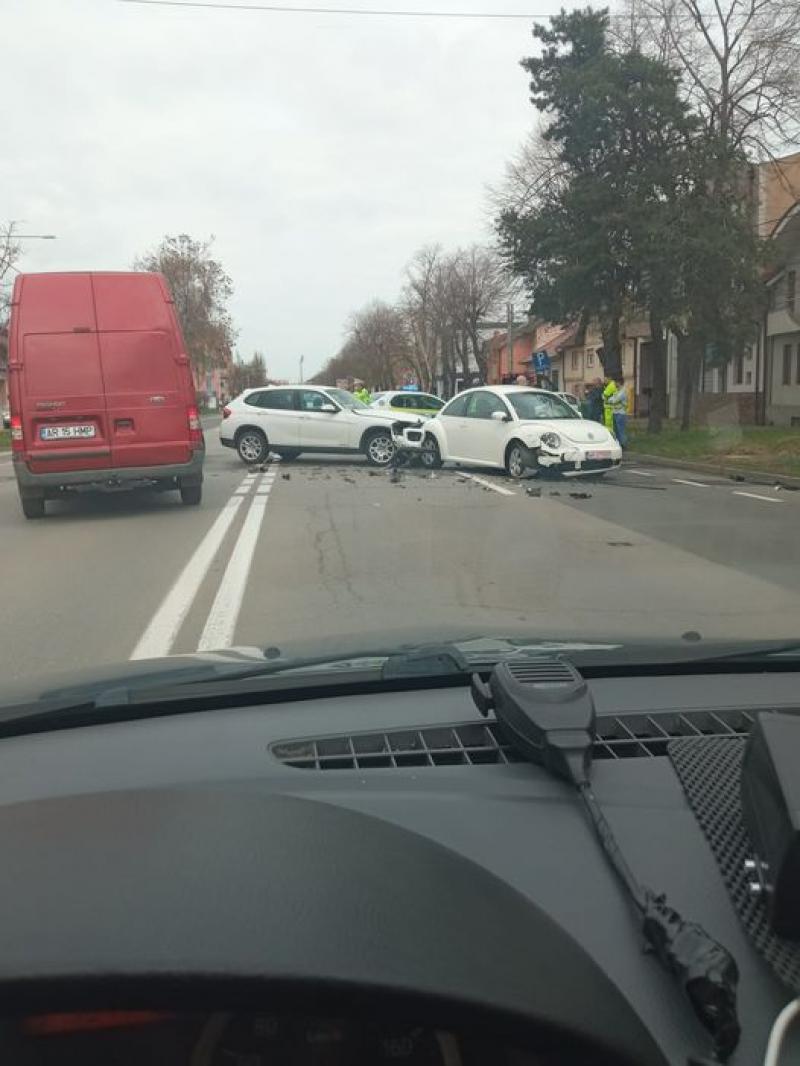 Tânără spulberată de un om în vârstă pe Calea Victoriei. Posibilă neacordare de prioritate 