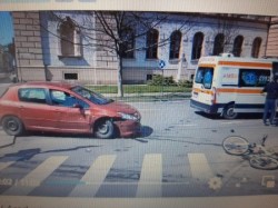 În urma ciocnirii între două mașini în apropiere de Colegiului Național “Moise Nicoară, bicicleta unui copil ce se afla pe trotuar a fost făcută praf