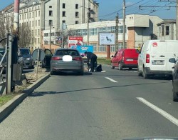 O bătrână a confundat trecera de pietoni cu liniile de tren. A fost rănită de un autoturism în zona Galleria