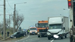 Accident cu victimă în zona pasajului CET. Un bătrân șofer din Nădlac a uitat de prioritate și a lovit o mașină pe centura Aradului