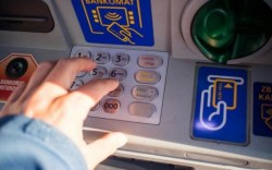 A înmormântat bancomatul! Un tânăr din Vinga a furat un bancomat dintr-un mall din Timișoara, după care l-a îngropat