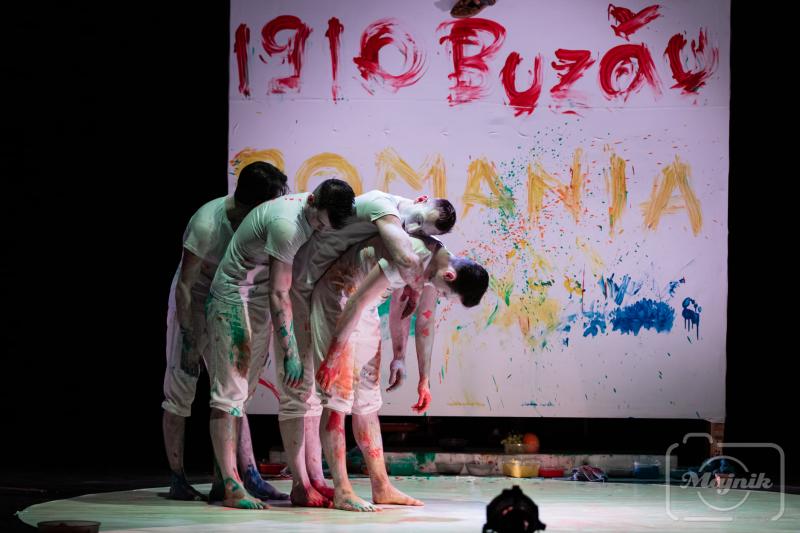 Ocolul lumii pe jos alături de patru tineri români – premiera spectacolului de dans „497” 
