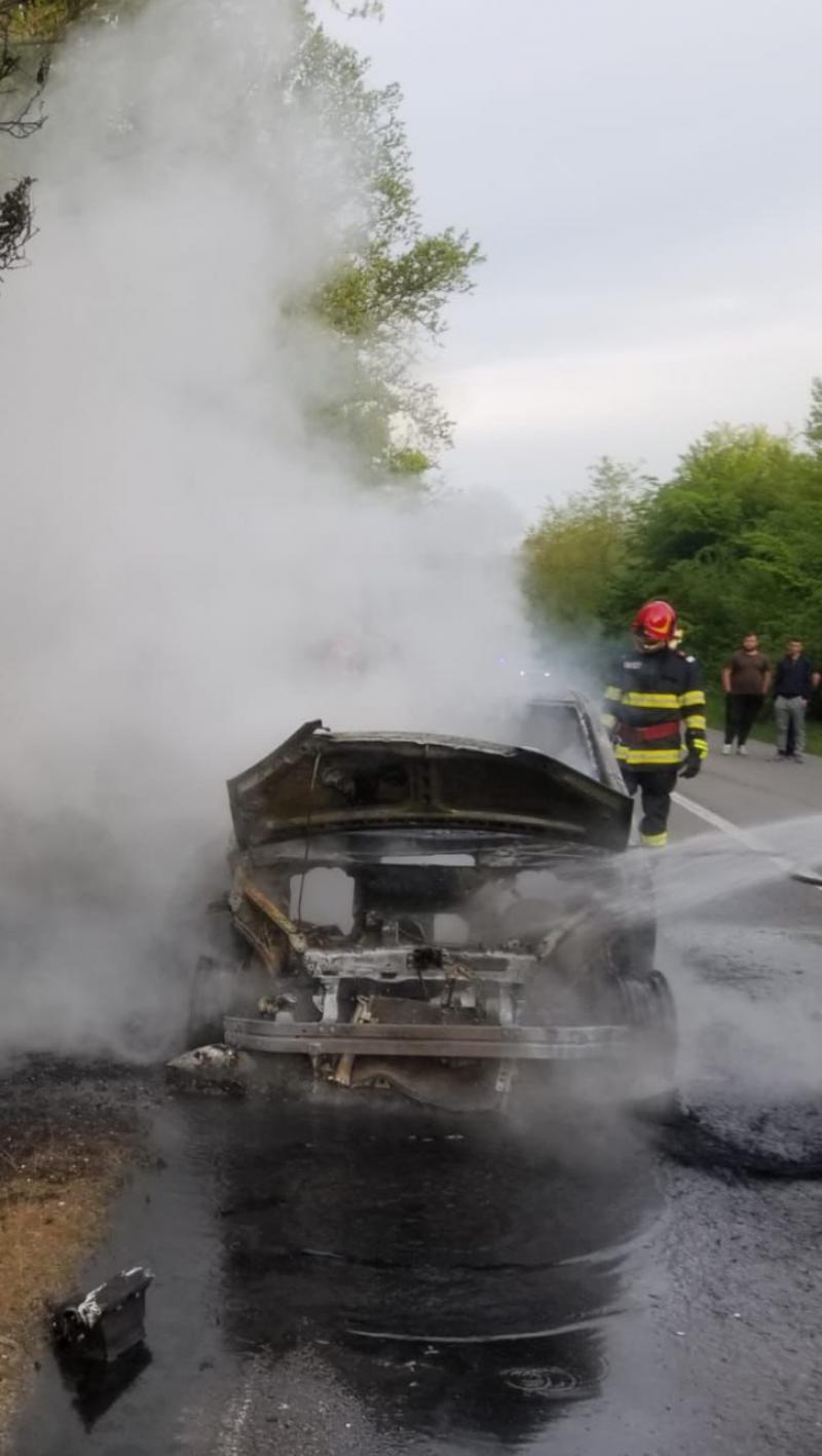 O mașină s-a făcut scrum pe șosea între Beliu și Vasile Goldiș
