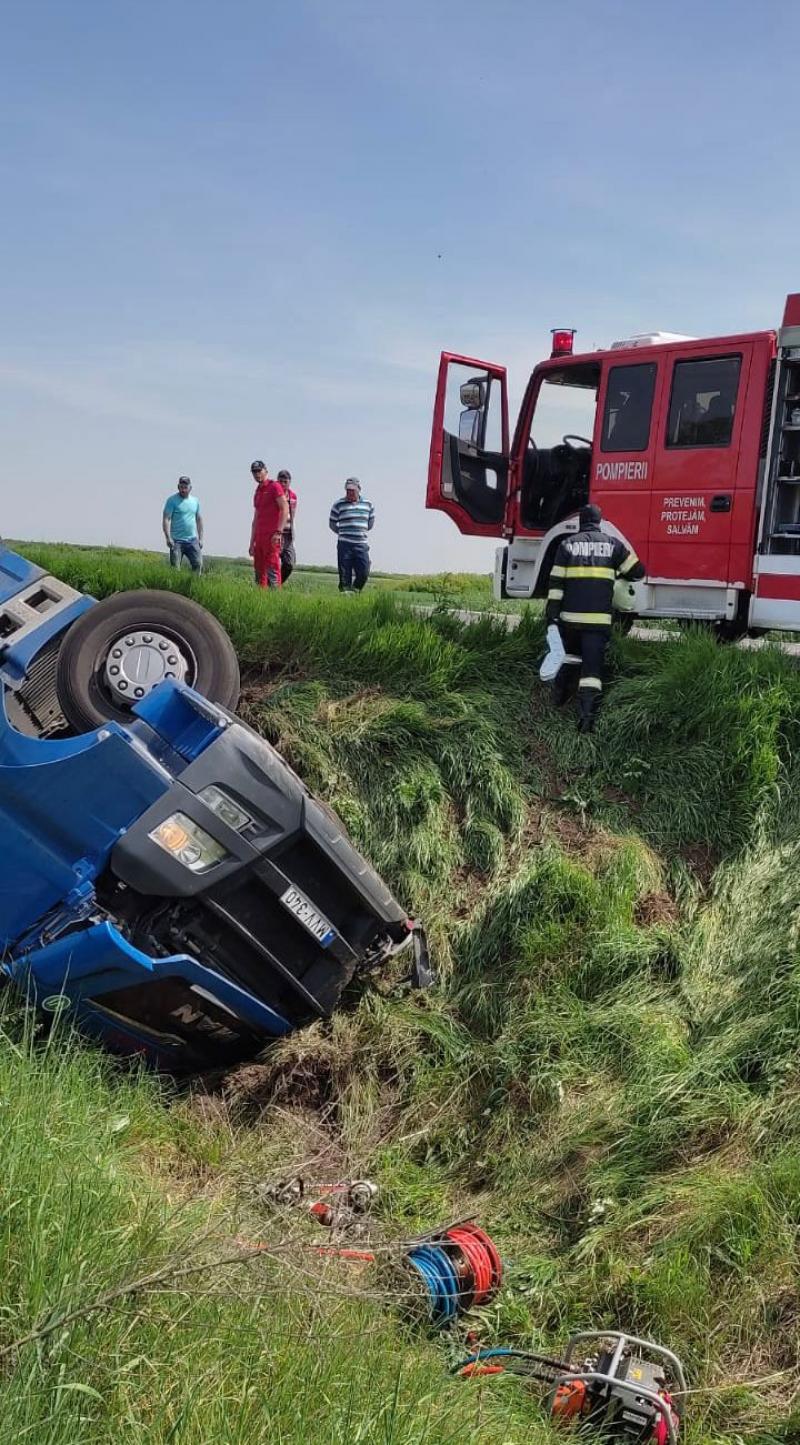 Victimă încarcerată și inconștientă într-un camion răsturnat între Pilu și Socodor. Bărbatul este în stop cardio-respirator