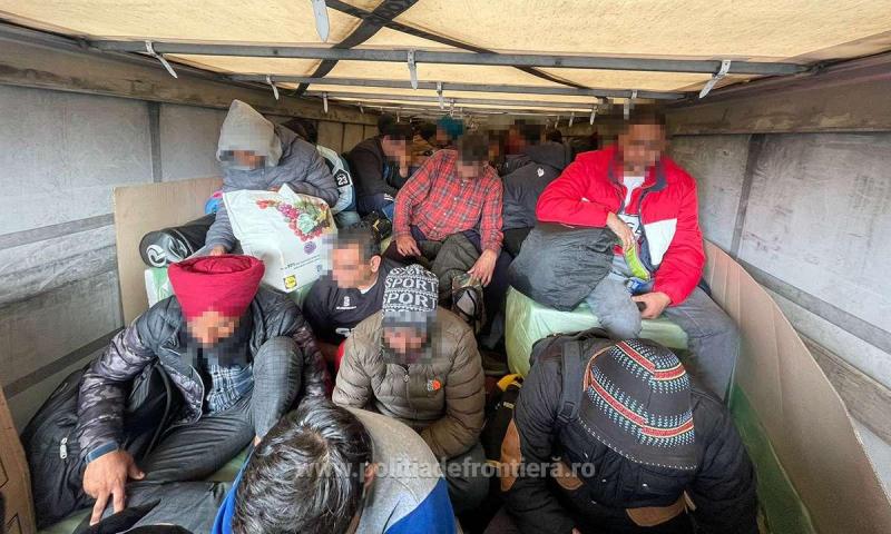 Record absolut. Mai mulți decât într-un autocar. 53 de migranți ascunși într-un TIR ce transporta frigidere la Nădlac II