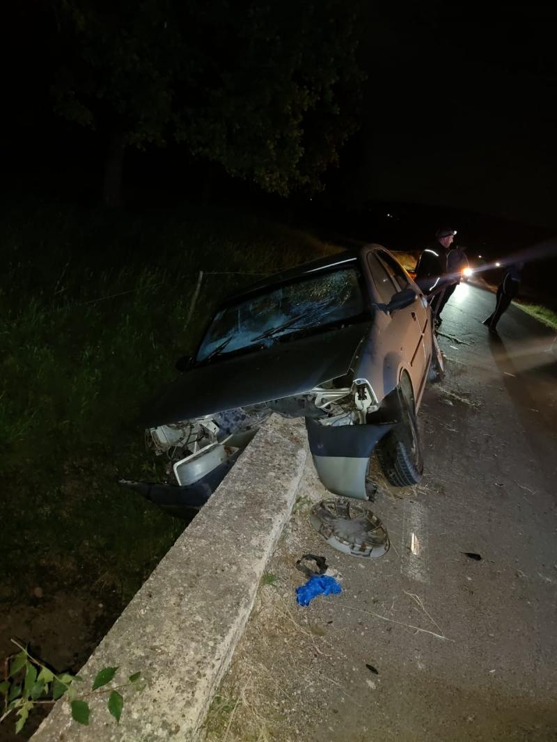 Accident mortal lângă Ineu. Un șofer a murit după ce s-a izbit cu mașina într-o bordură de beton

