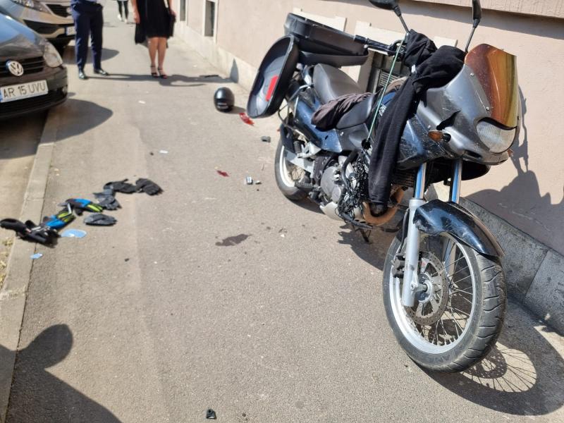 Șoferiță de 19 ani a intrat cu mașina într-un motociclist tot de 19 ani care a fost ușor rănit