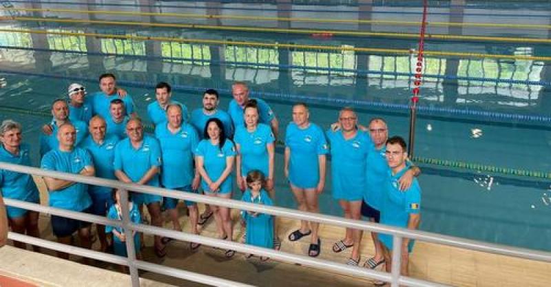 ”Bătrânii” înotători ai Aradului au întinerit la Reșița. Zeci de medalii la Campionatul Național de Înot Masters