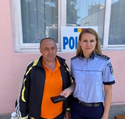 Gest frumos al unui arădean. Cristian Valentin Arsene a găsit un portmoneu cu bani și acte pierdut de un student străin. L-a predat Poliției care a găsit urgent proprietarul