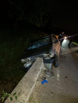 Accident mortal lângă Ineu. Un șofer a murit după ce s-a izbit cu mașina într-o bordură de beton

