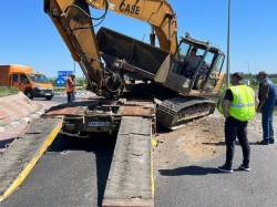 Un excavator a căzut de pe trailer la urcarea pe autostradă. Traficul este îngreunat