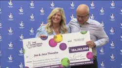 Un cuplu a câștigat 184 de milioane de lire sterline, cel mai mare premiu din istoria loteriei în Marea Britanie. Tatăl femeii jucase la Loto toată viața