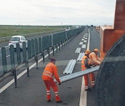 Atenție șoferi, lucrări pe autostrada A1 în zona Recaș, se montează parapetul median