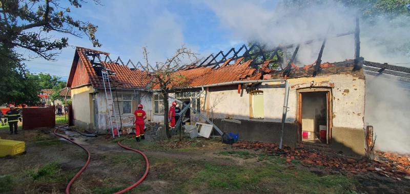 O casă din Sânleani a luat foc azi dimineață. Pompierii au stins incendiiul într-o oră