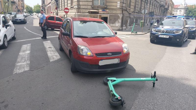 O studentă italiancă cocoțată pe o trotinetă a fost lovită pe trecerea de pietoni de un autoturism pe strada Episcopiei din Arad