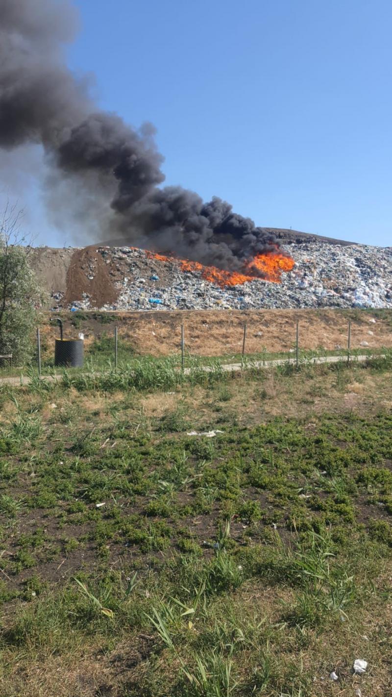 A luat foc groapa de gunoi a Aradului. Un fum negru și înnecăcios se propagă în zonă