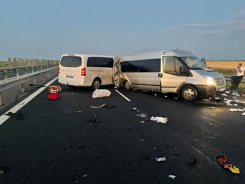 Accident între două microbuze cu 11 victime pe autostrada A1, în apropiere de Pecica