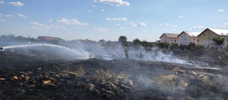 Incendiu de vegetație uscată cu posibilitate de extindere la o casă pe strada Tarafului din Arad