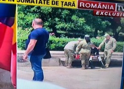 Un militar a leșinat chiar înainte ca președintele Klaus Iohannis să susțină un discurs de Ziua Eroilor. Nu se știe dacă emoțiile sau căldura au provocat leșinul soldatului

