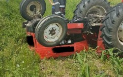 E vremea tractoriștilor...A fost atât de beat încât s-a răsturnat cu tractorul. Tânărul din Ususău avea o alcoolemie de peste 1 la mie

