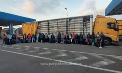 36 de ”morți vii” descoperiți de polițiștii de frontieră de la Nădlac II. Ascunşi într-un TIR încărcat cu sicrie, 36 de migranți intenţionau să treacă ilegal în spațiul Schengen