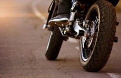 Motociclu contra autoturism în Micălaca. Conducătorul vehiculului pe două roți a ajuns la spital

