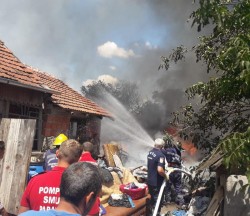 Un incendiu la o căpiță de fân era cât pe ce să distrugă o gospodărie în Sânmartin