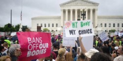 Proteste masive în SUA după decizia Curții Supreme referitoare la avort

