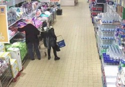 A costat-o mai mult biletul de tren. Botoșăneancă prinsă-n flagrant delict în timp ce fura dintr-un supermarket din Arad

