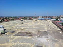 Furt mai puțin obișnuit. Un băcăuan a fost prins în flagrant delict în timp ce fura platbandă de pe acoperișul unei foste fabrici din Aurel Vlaicu

