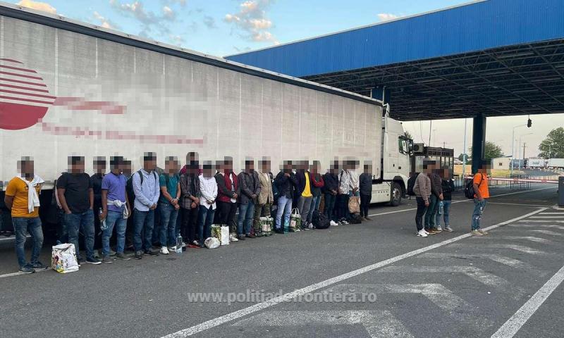 41 de cetățeni străini ascunşi într-un TIR cu detergent depistați la Vama Nădlac II