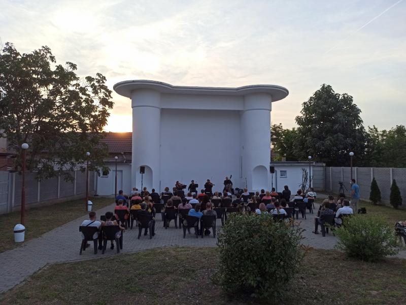 Seară de muzică folk în grădina de vară de la cinematograful din Grădiște