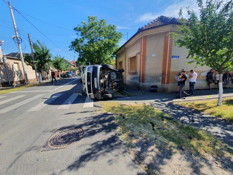 Un microbuz condus de un maramureșean s-a răsturnat pe strada Clujului, după ce a intrat într-o  mașină de școală de șoferi. O femeie a ajuns la spital
 
